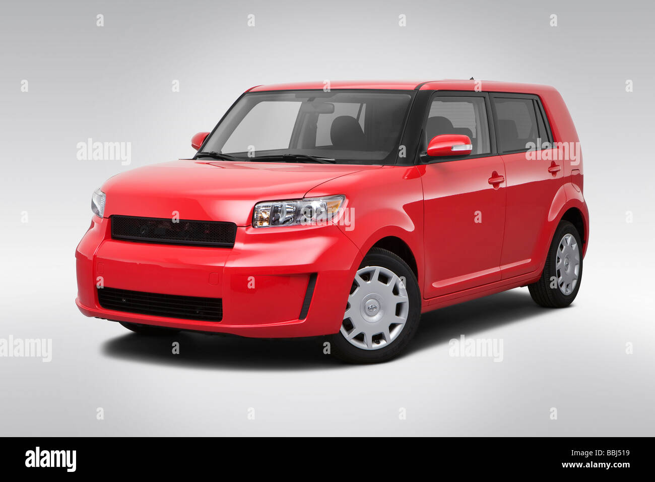 2009 Scion xB serie 6.0 in rosso - Vista anteriore angolare Foto Stock