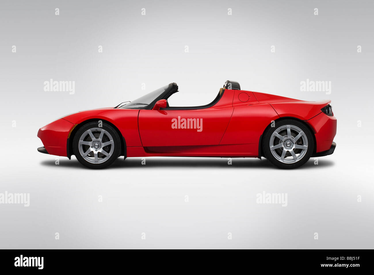 2009 Tesla Roadster in rosso - Driver Profilo laterale Foto Stock
