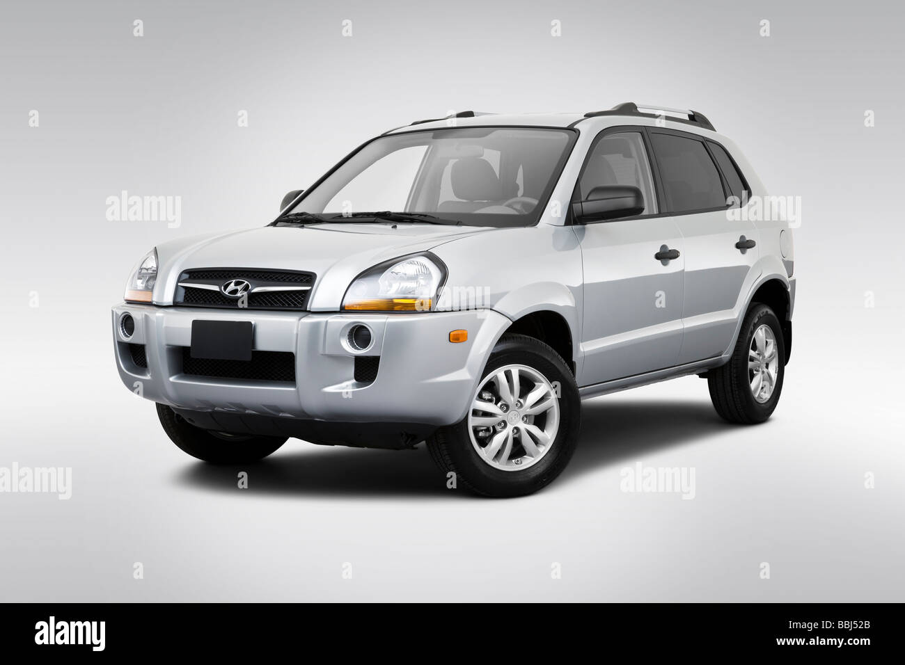 2009 Hyundai Tucson GLS in grigio - Vista anteriore angolare Foto Stock