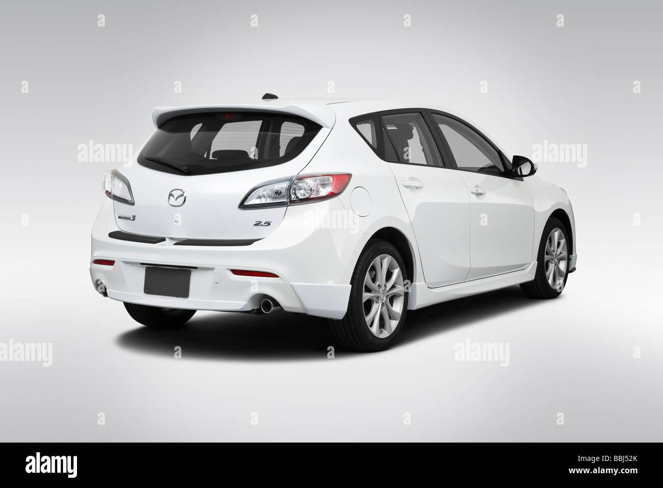 2010 Mazda MAZDA3 Grand Touring in bianco - angolo posteriore vista Foto Stock