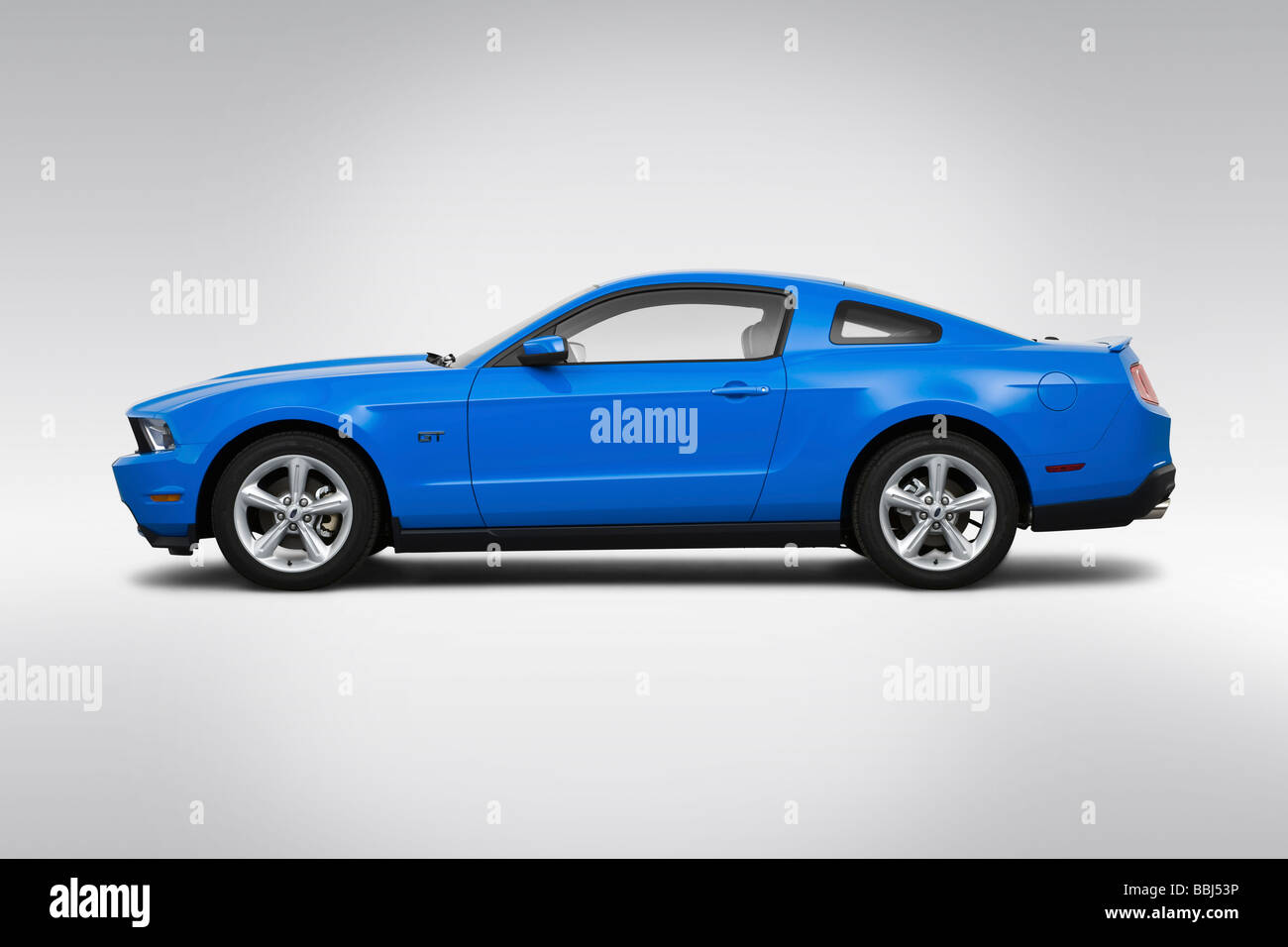 2010 Ford Mustang GT Premium in blu - Driver Profilo laterale Foto Stock