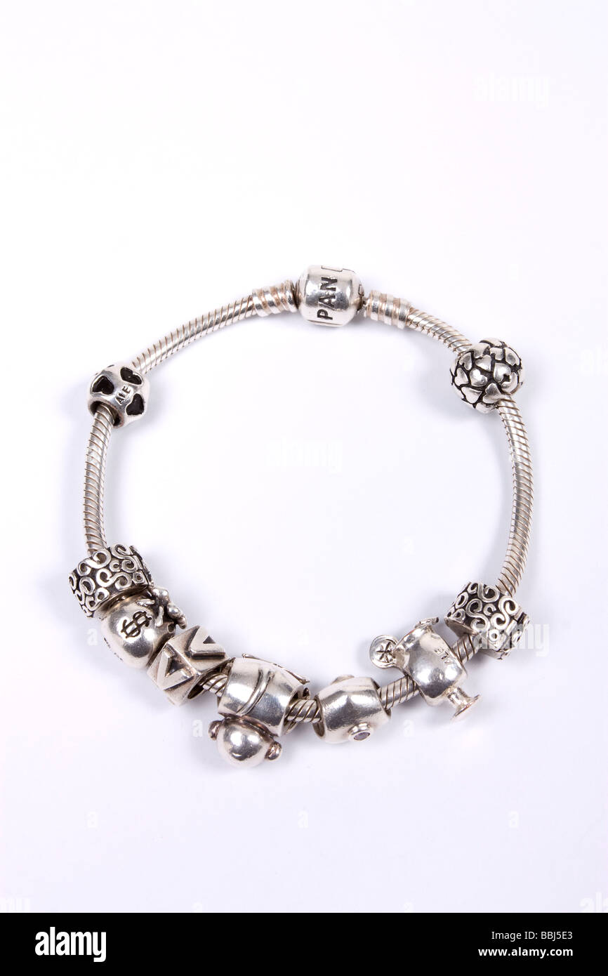 Sterling Silver Pandora fascino bracciale con charms Foto stock - Alamy