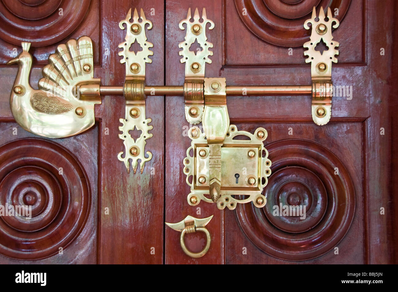 Antiquariato in ottone tradizionale chiavistello della porta e la serratura su porte di legno, kerala india Foto Stock