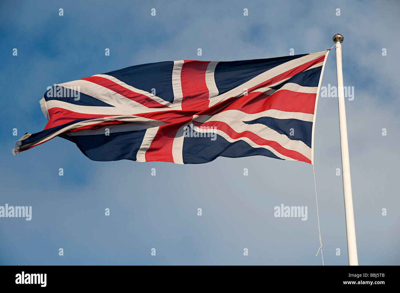 Un union jack flag sventolare nel vento Foto Stock