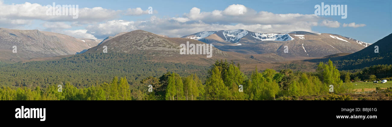 Vista panoramica di Braeriach e Lairig Ghru nel Parco Nazionale di Cairngorms Foto Stock