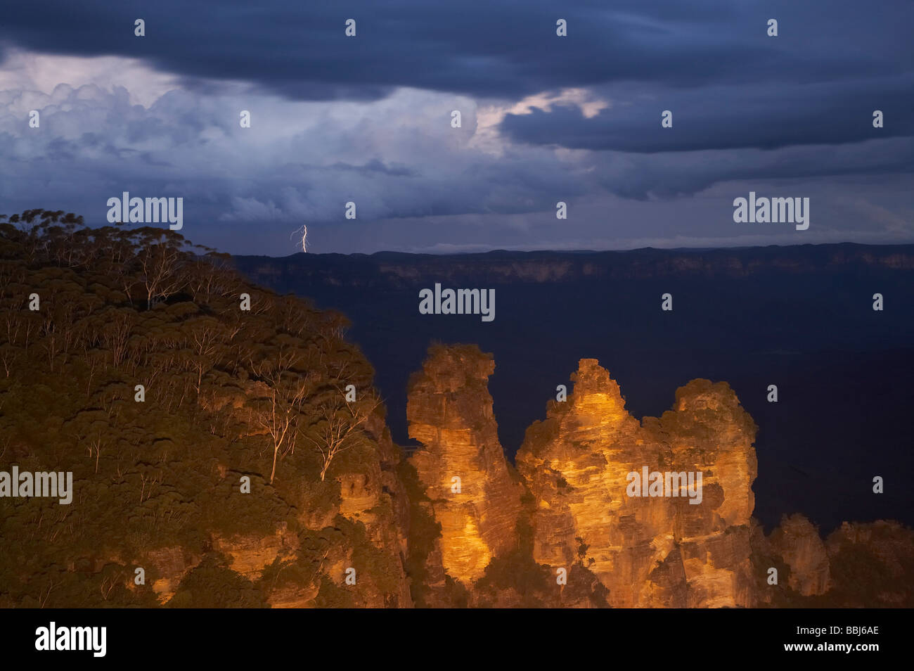 Distante un fulmine durante la tempesta su Sydney Washer sulle tre sorelle Echo Point Katoomba montagne blu in Australia Foto Stock