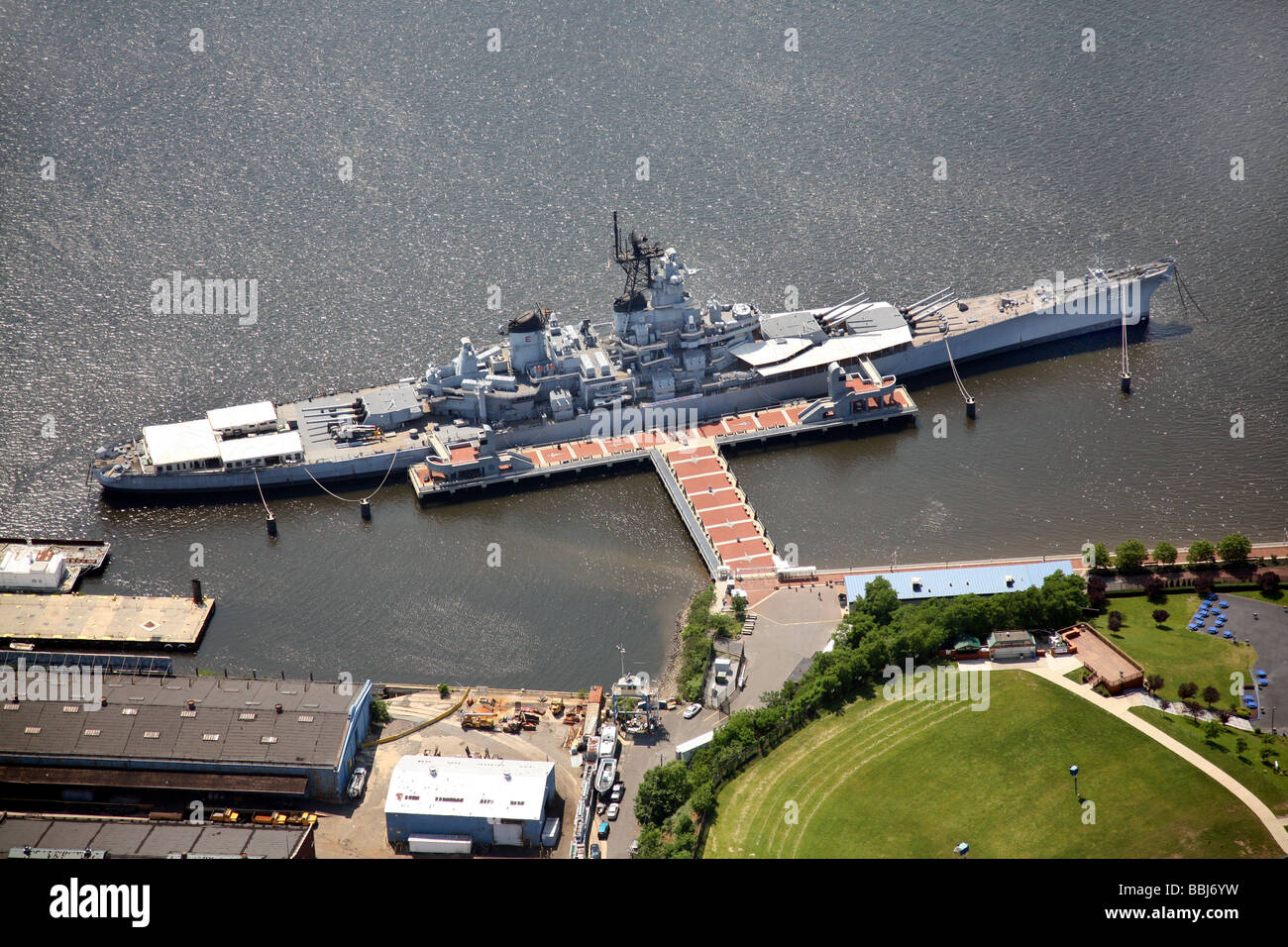 Fotografia aerea degli Stati Uniti corazzata "New Jersey" ancorato nel fiume Delaware a Camden, nel New Jersey Foto Stock