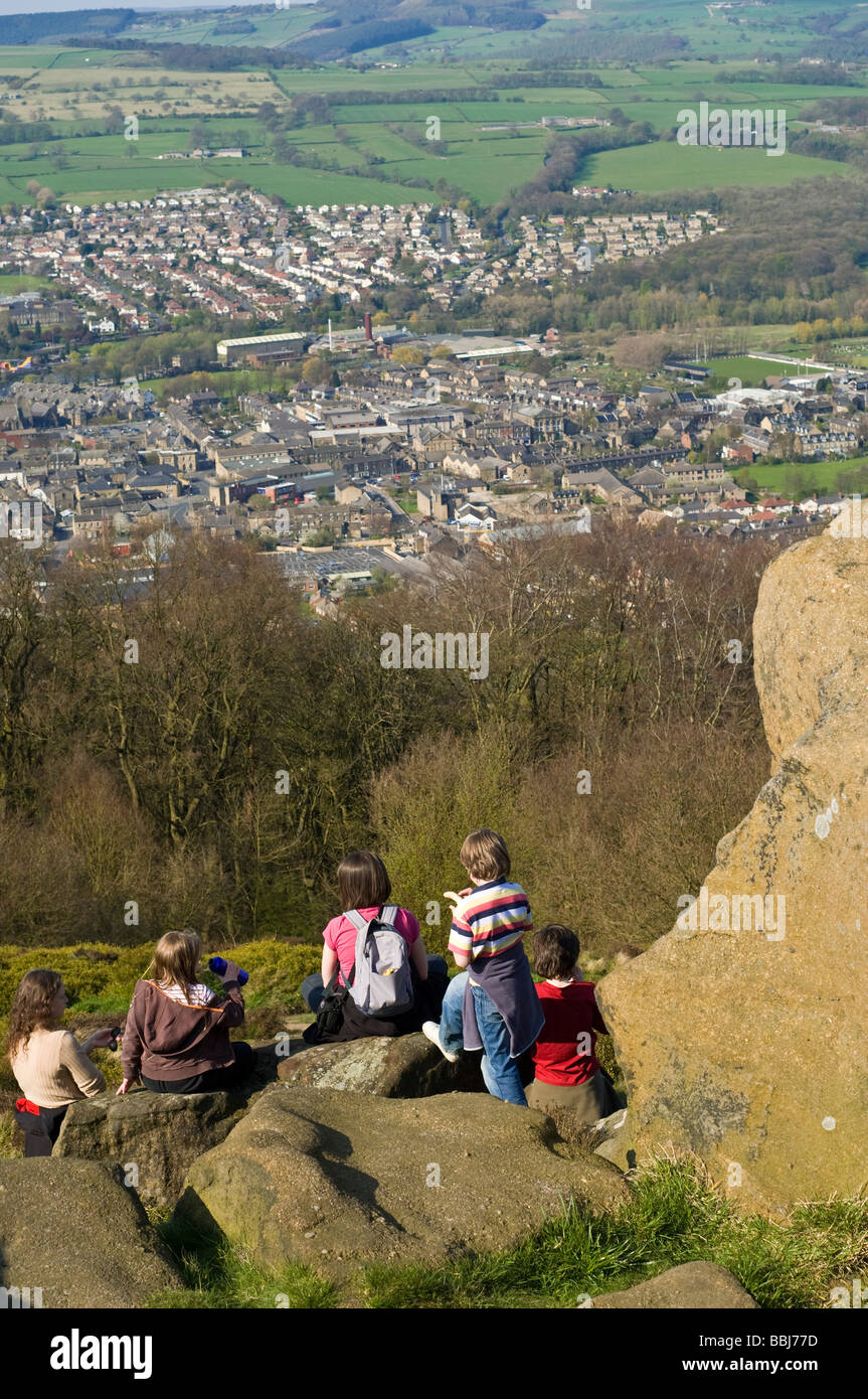 Dh grande Dib WEST CHEVIN West Yorkshire famiglia seduta su roccia affioramento roccioso affacciato Otley Forest park vista collina Foto Stock