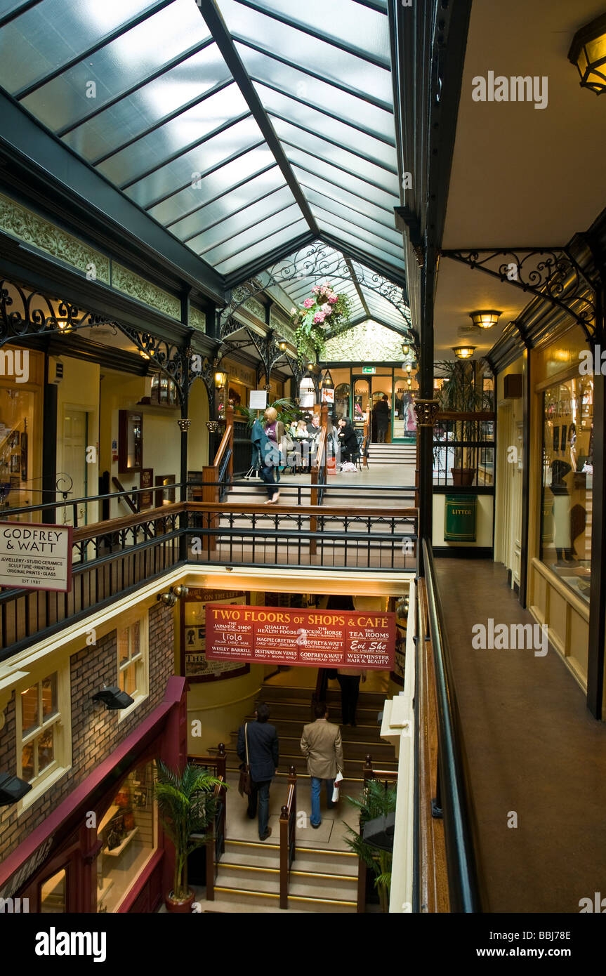 Dh negozi HARROGATE North Yorkshire persone shopper in Westminster vittoriano arcade negozi di shopping in interni Foto Stock