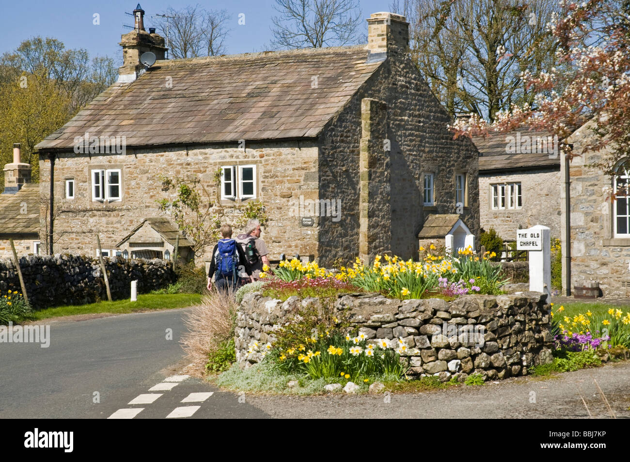 Dh WHARFEDALE North Yorkshire gli escursionisti a piedi in Yorkshire Dales National Park Village Foto Stock