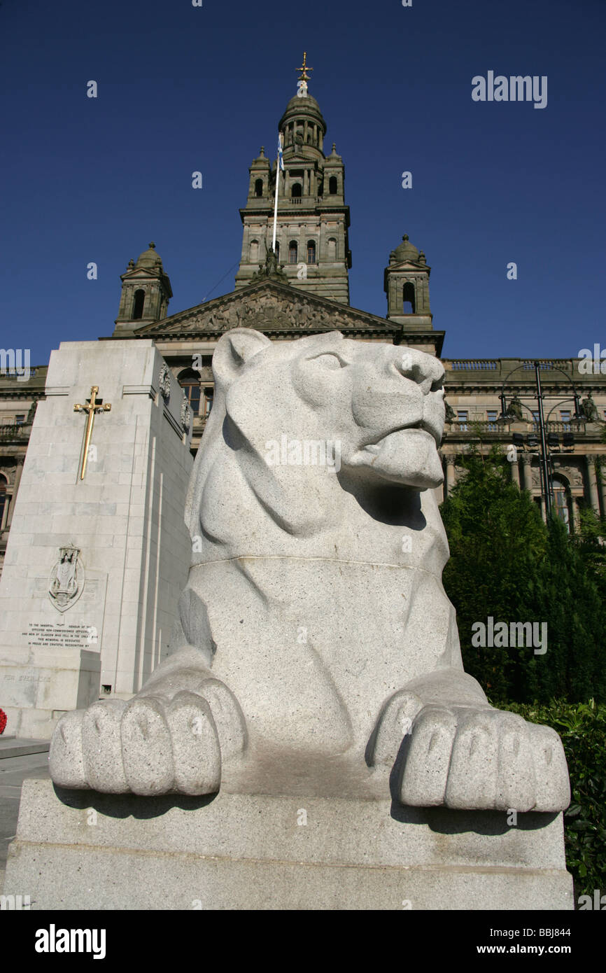Città di Glasgow, Scozia. Il monumento del leone presso il cenotafio in George Square con la City Chambers in background. Foto Stock
