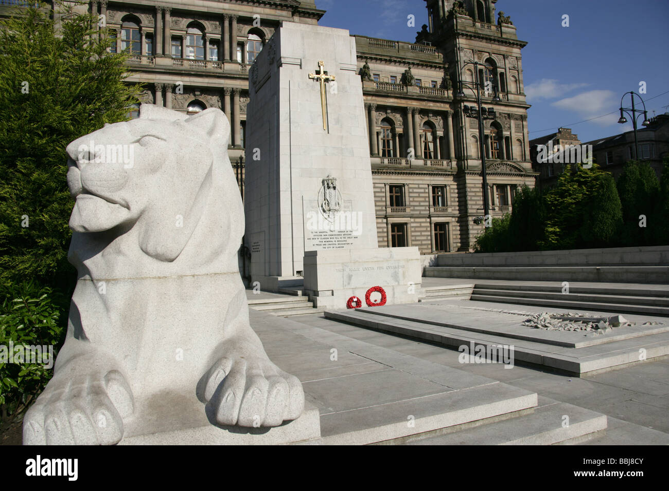 Città di Glasgow, Scozia. Il monumento del leone presso il cenotafio in George Square con la City Chambers in background. Foto Stock