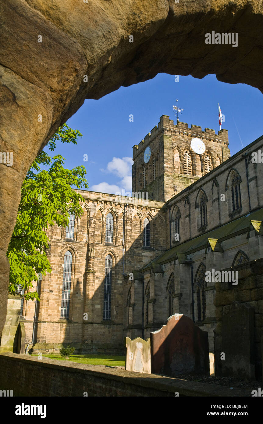 Dh HEXHAM NORTHUMBRIA Hexham Abbey chiesa cattedrale di clock tower Foto Stock