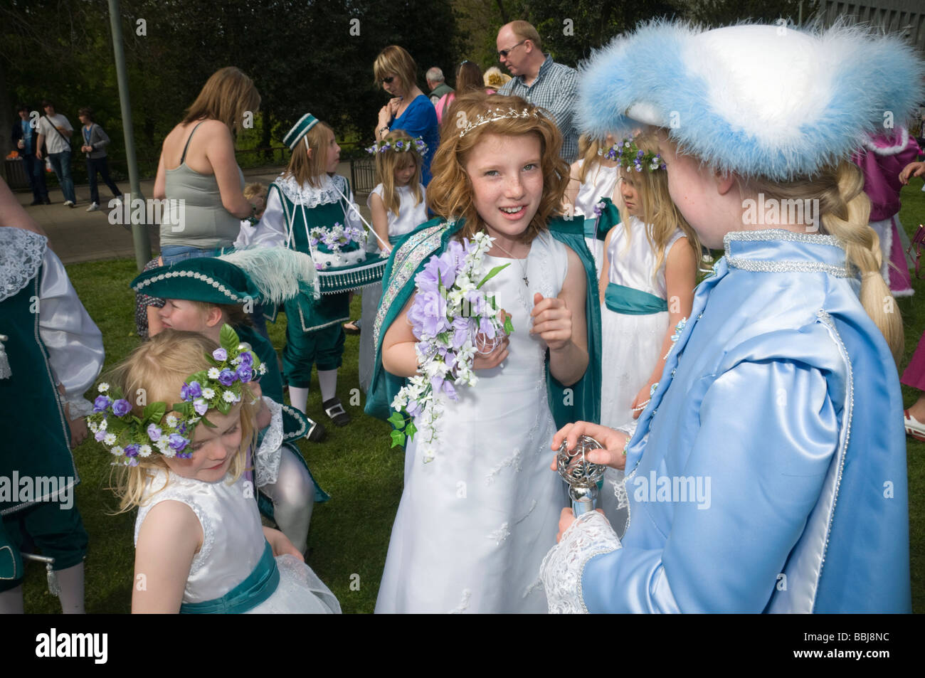 West Wickham May Queen. Bromley area può Queens processione e coronamento Foto Stock