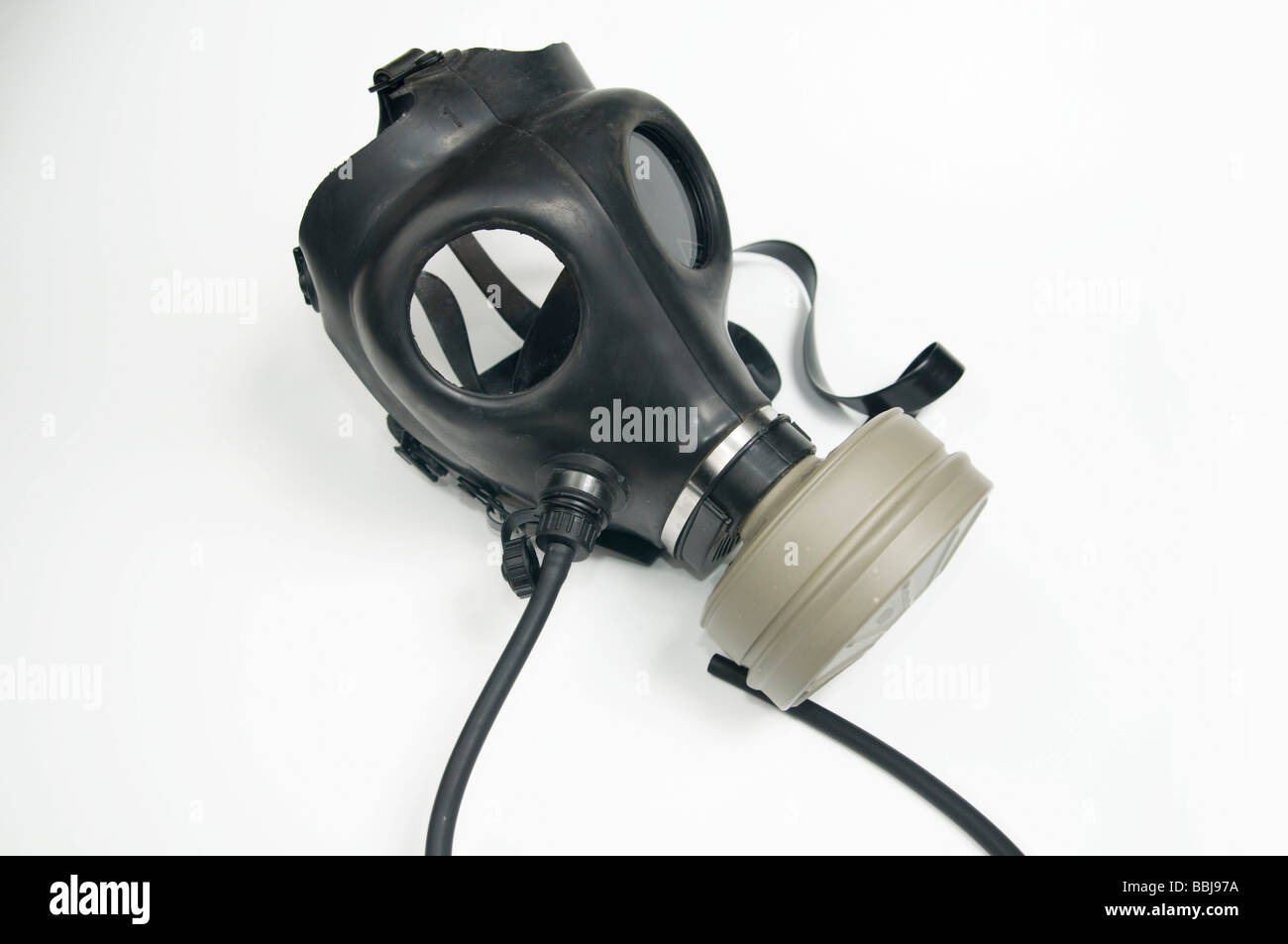Spaccato di una maschera a gas con tubo potabile fissato su sfondo bianco Foto Stock