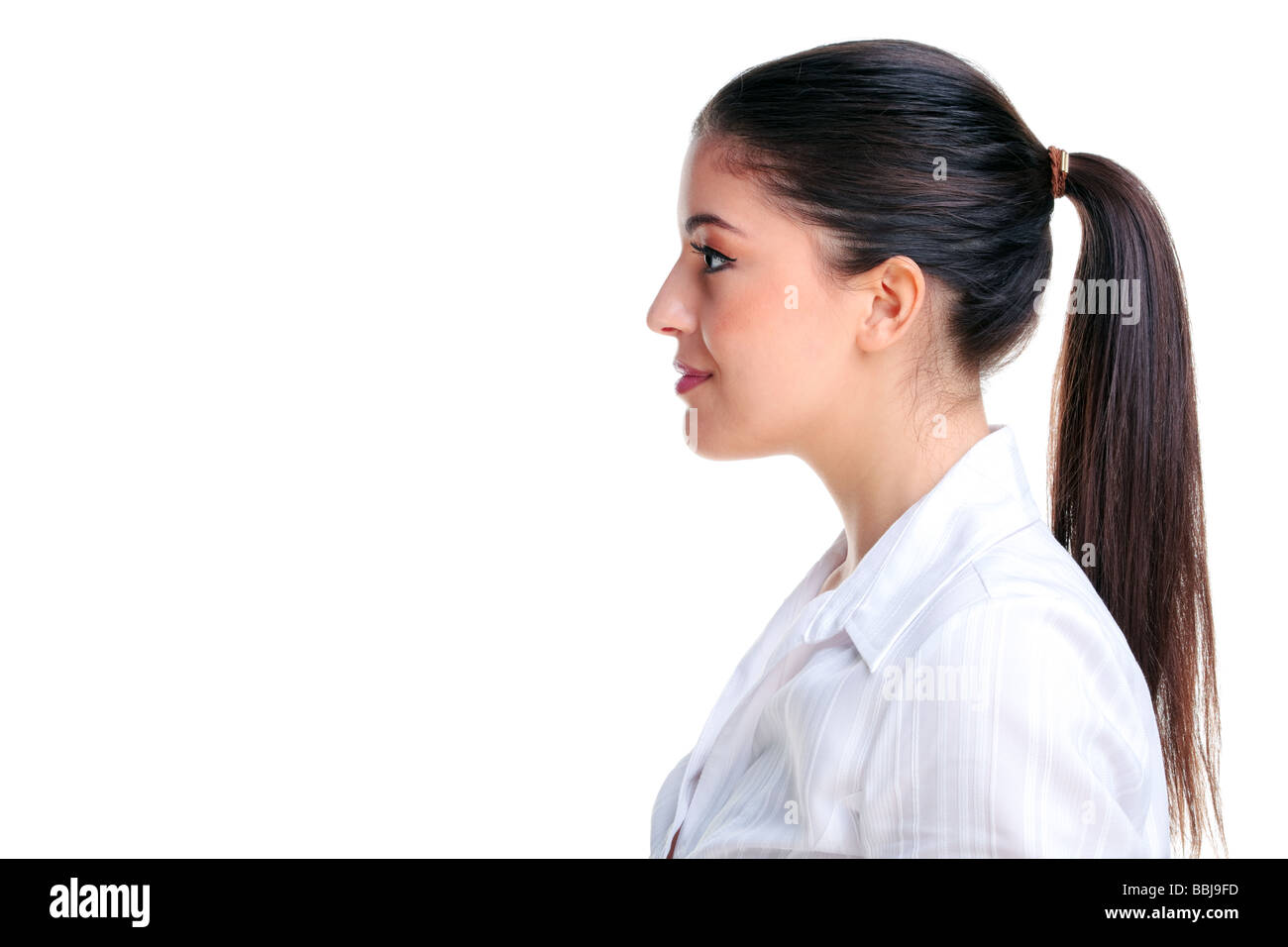 Profilo laterale di un attraente bruna giovane donna isolato su sfondo bianco Foto Stock