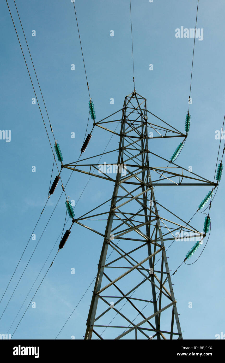 Un pilone elettrico con un cielo blu Foto Stock
