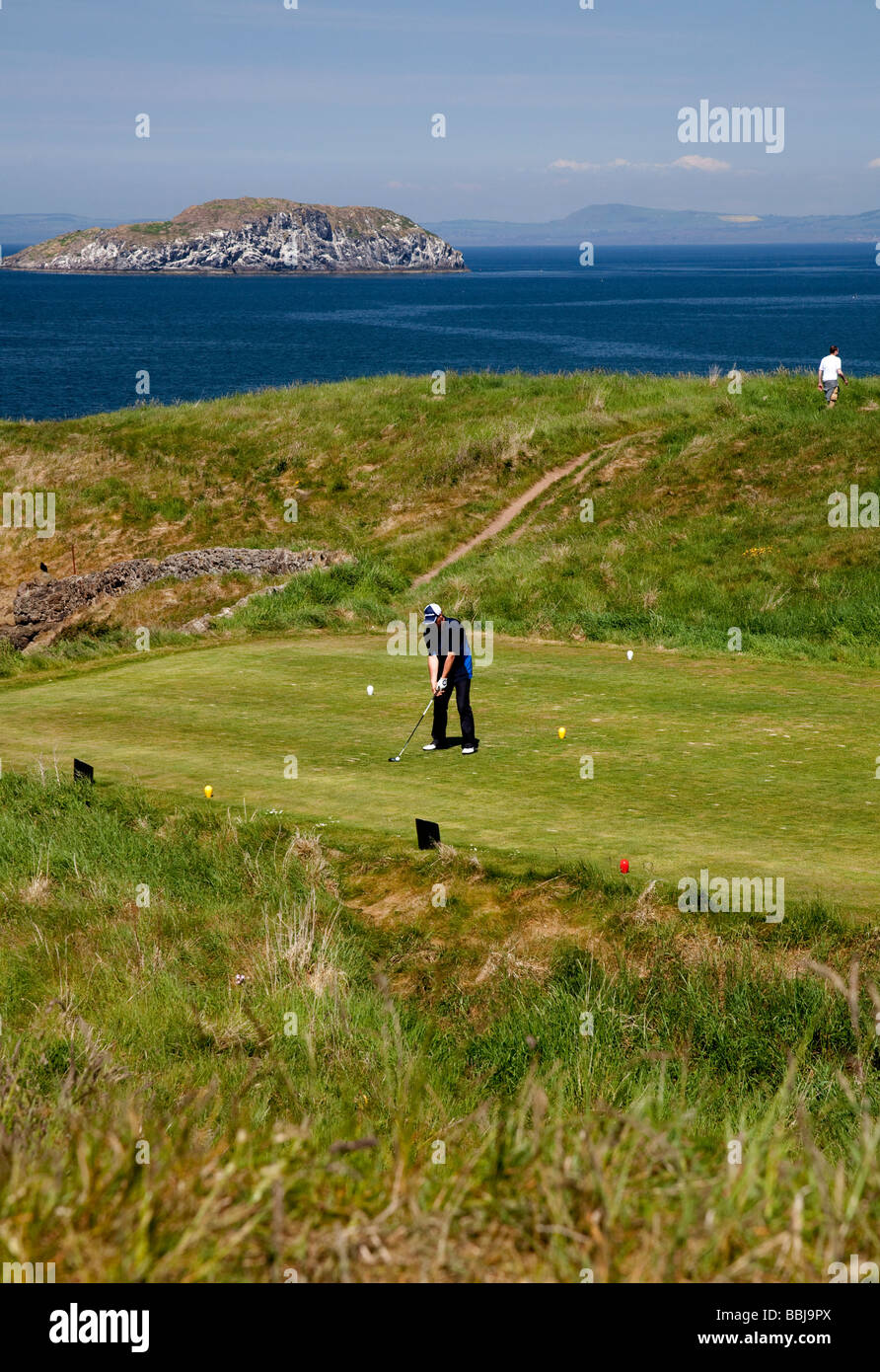 Il Golfer sul Glen Golf di rinvio off, North Berwick, East Lothian, Scozia, Regno Unito, Europa Foto Stock