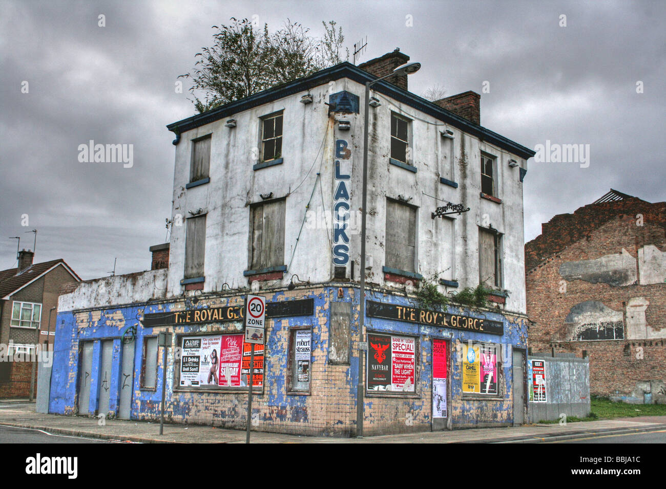 HDR di vecchi derelitti Royal George Pub In Toxteth, Liverpool, Merseyside, Regno Unito Foto Stock