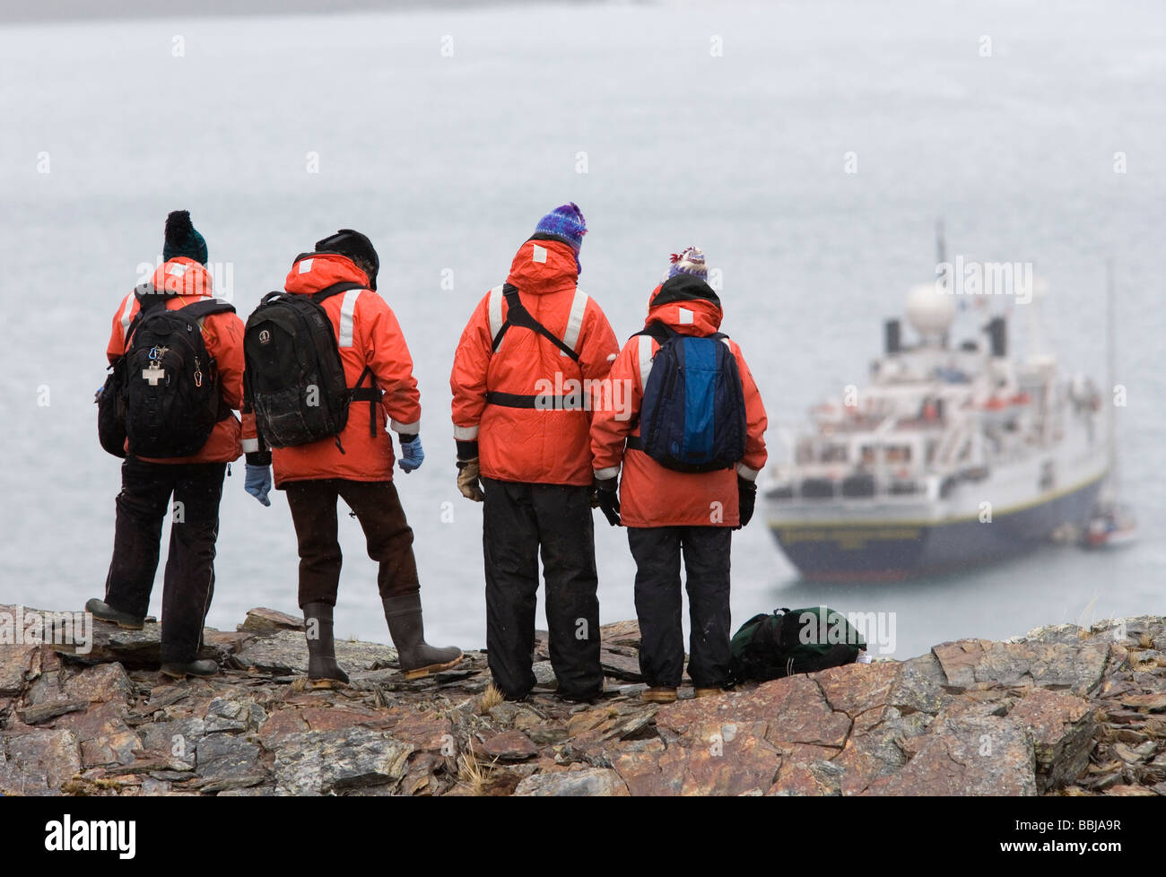 I turisti in cerca del National Geographic Endeavor, Stromness, Isola Georgia del Sud, Antartide Foto Stock