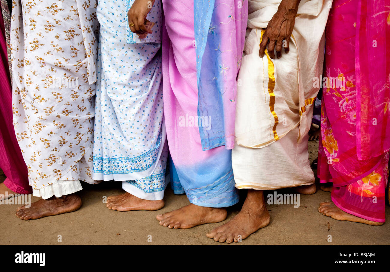 Le donne indiane vestite di Saris India Kerala Foto Stock