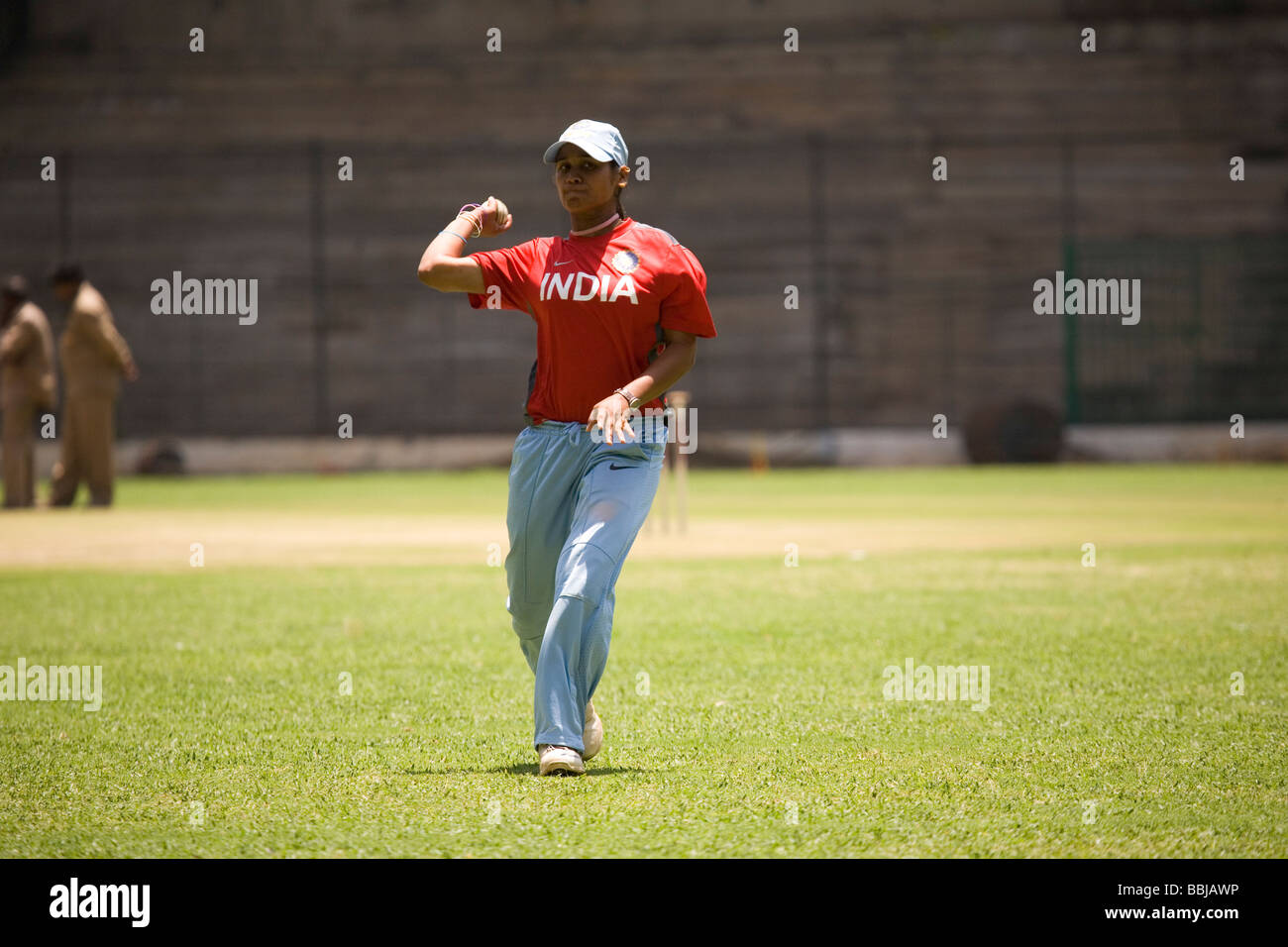 Un membro delle donne indiane's cricket T20 pratiche di squadra durante un warm up match davanti al 2009 T20 World Cup in Inghilterra. Foto Stock