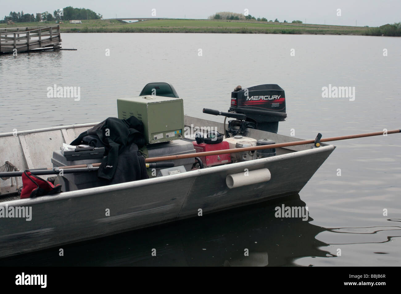 Pesce attrezzature stun DNR sulla barca di pesca utilizzata per il pesce di lago conta Foto Stock