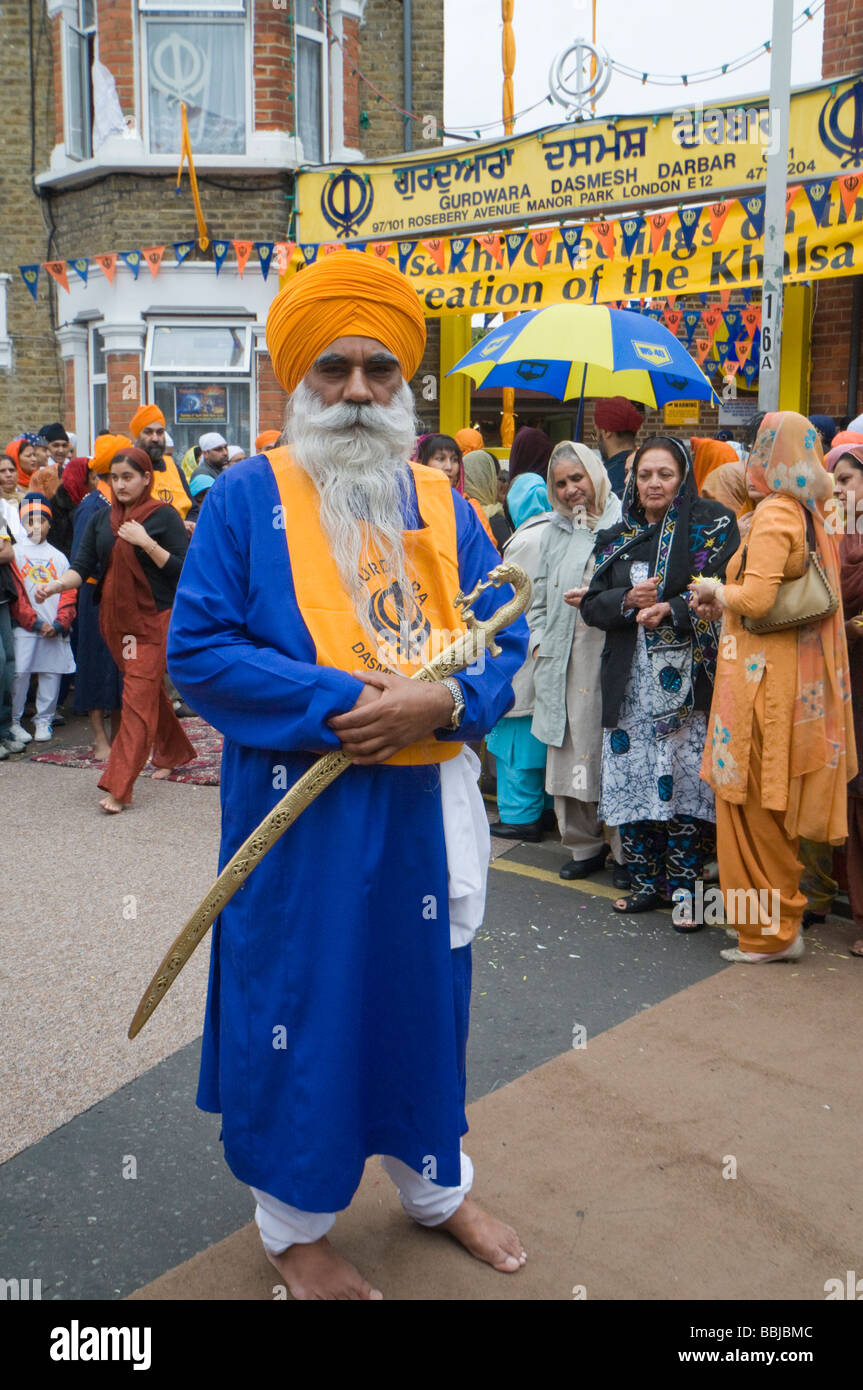 Un finemente vestito uomo Sikh al di fuori della Gurdwara. Vaisakhi processione in Manor Park, Londra. Foto Stock