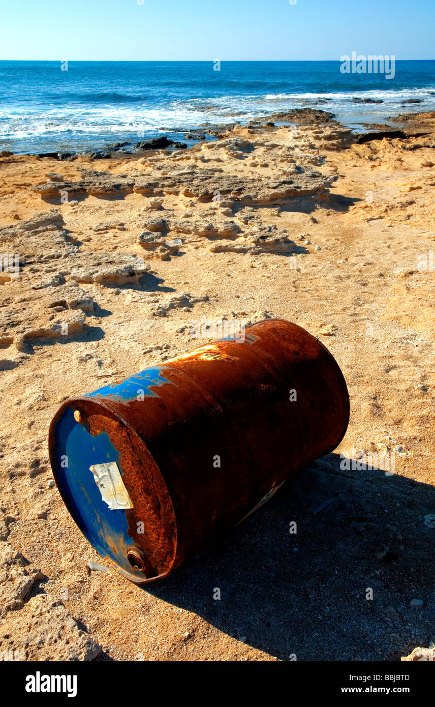 Tamburo olio su una spiaggia Foto Stock