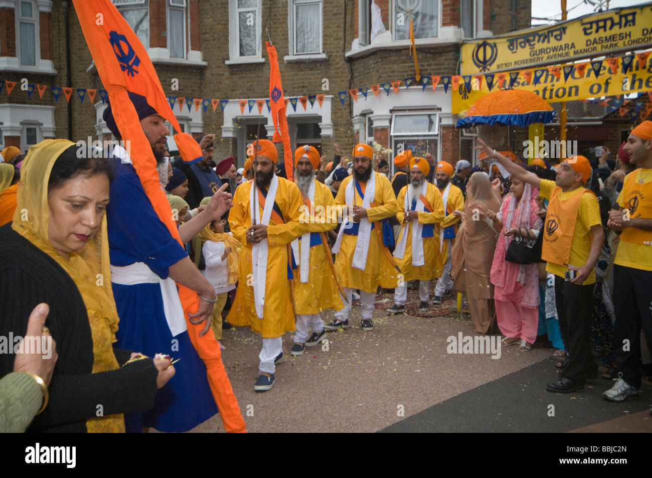 Il Panj Piare venuto fuori dalla porta Gurdwara spade per il Vaisakhi processione in Manor Park, Londra. Foto Stock