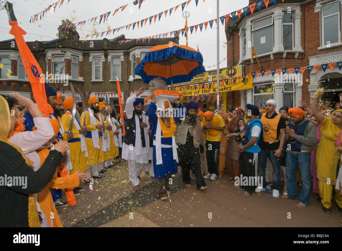 Portare fuori il Guru Granth Sahib al galleggiante per il Vaisakhi processione in Manor Park, Londra. Foto Stock
