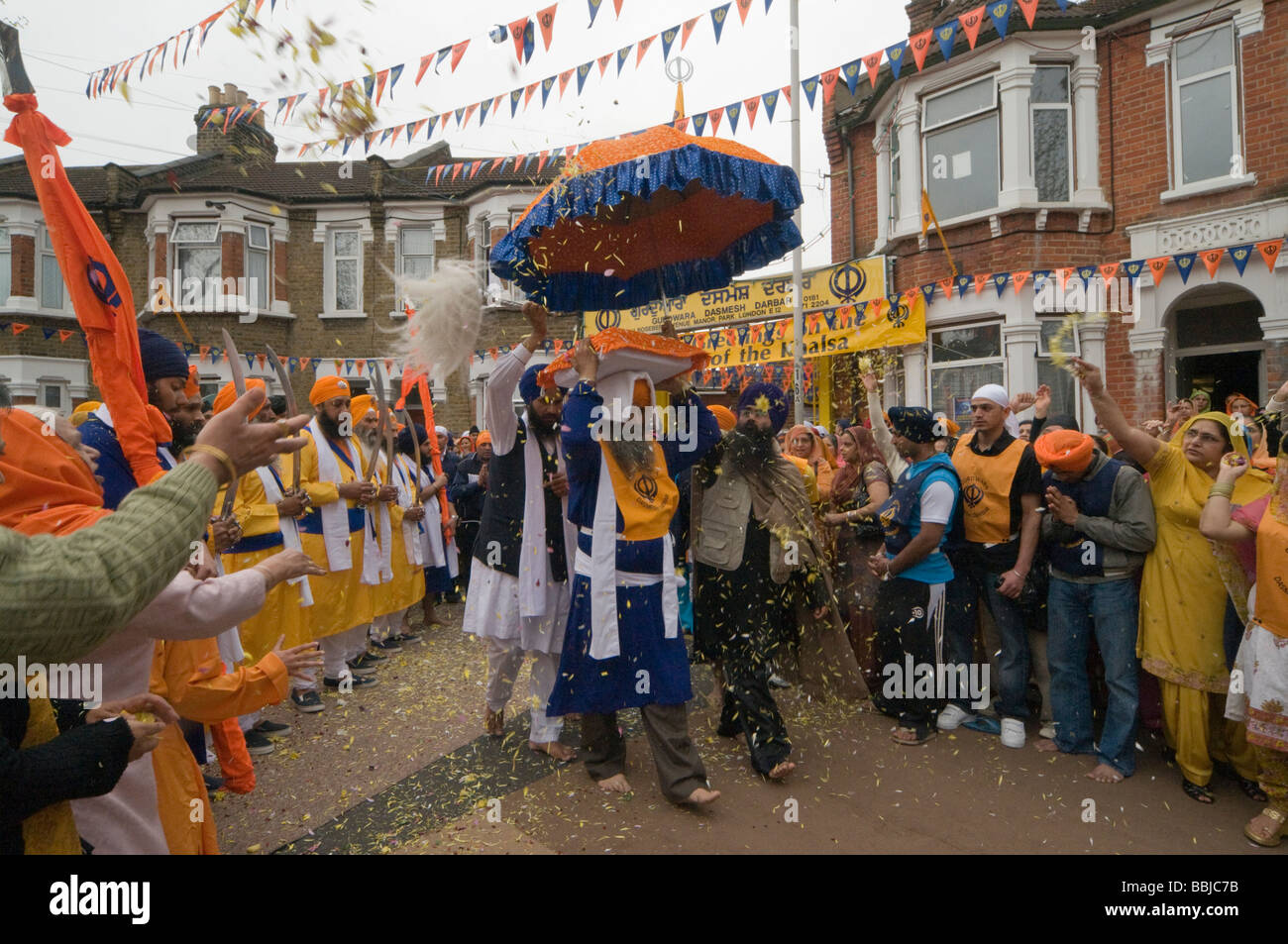 Portare fuori il Guru Granth Sahib al galleggiante per il Vaisakhi processione in Manor Park, Londra. Foto Stock