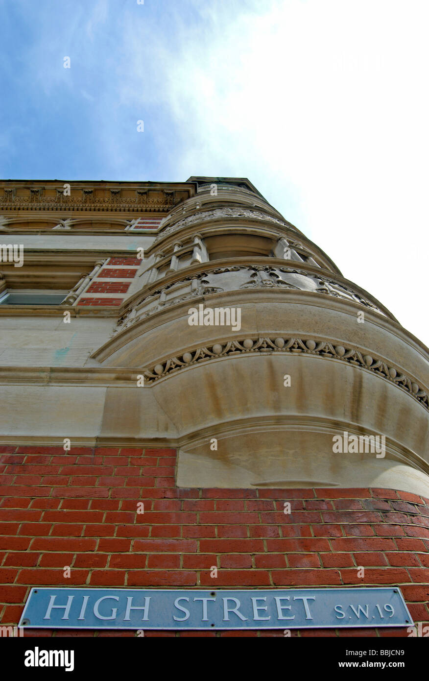 Il nome della strada segno per wimbledon high street, London SW19, 1895 NATWEST BANK building design by cheston e perkin Foto Stock