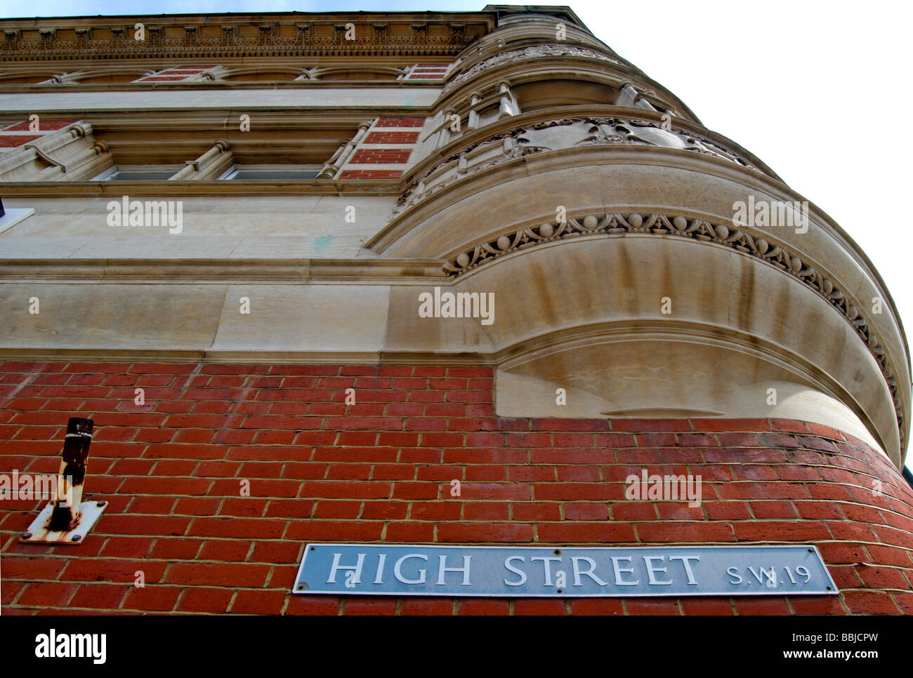 Il nome della strada segno per wimbledon high street, London SW19, 1895 NATWEST BANK building design by cheston e perkin Foto Stock