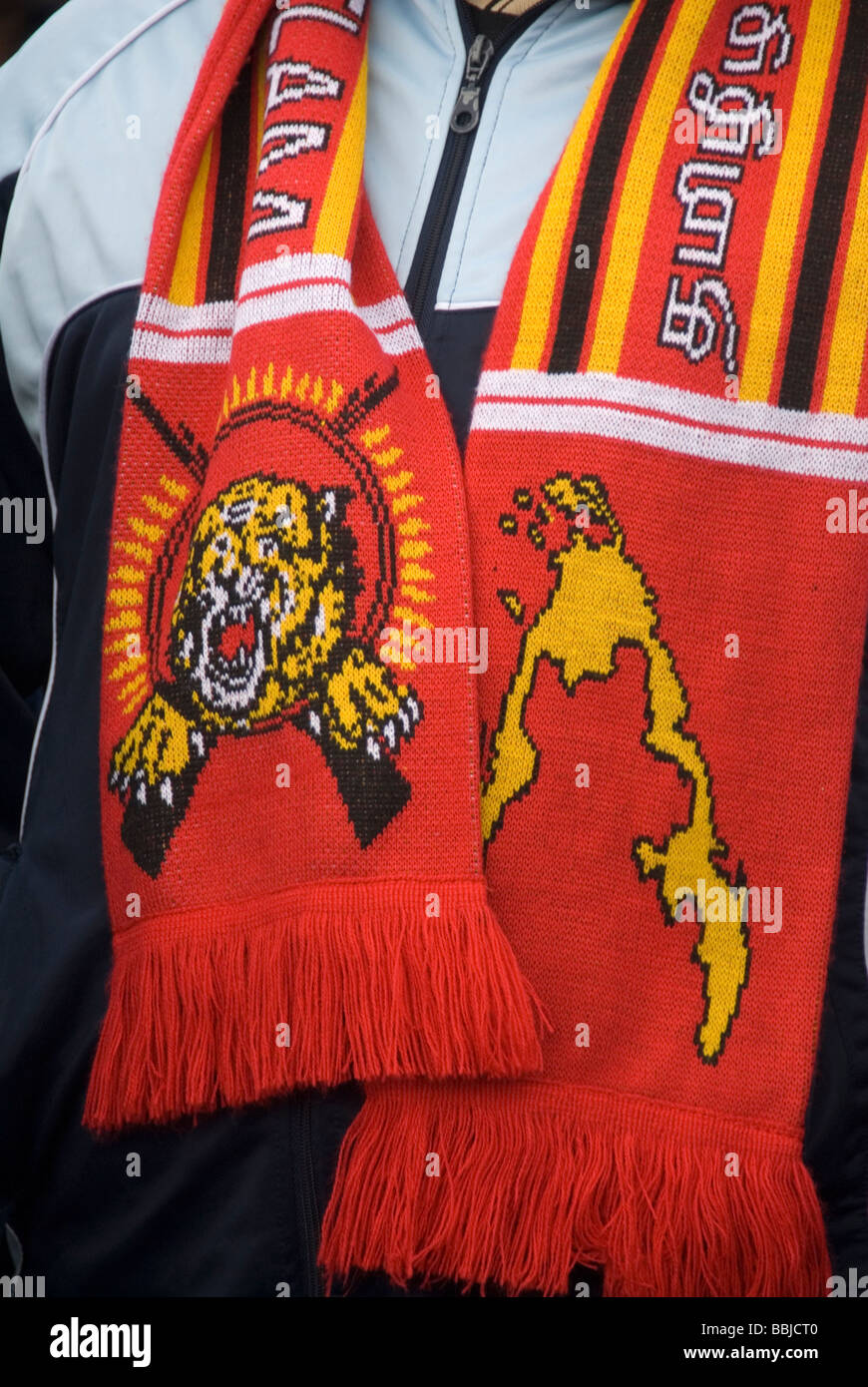 Dimostrazione da parte di etnia tamil uomo che indossa una sciarpa con il Tamil Tiger simbolo e mappa del Tamil Eelam lo stato libero vorrebbero hav Foto Stock