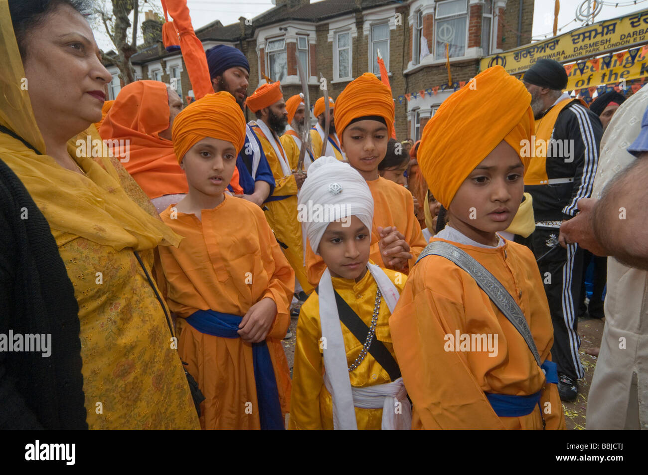 Giovane sikh attendere all'inizio della processione Vaisakhi in Manor Park, Londra. Foto Stock