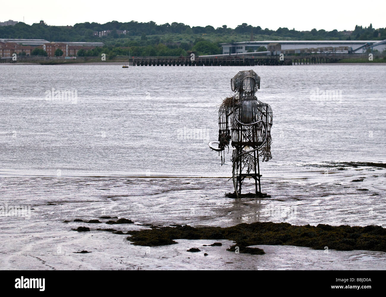 Una scultura di metallo in piedi sul Essex foreshore del Tamigi. Foto Stock