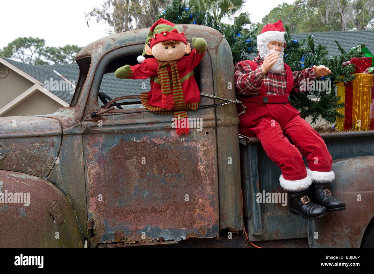 Vecchio carrello sul display caricato con Natale roba Lake City Florida Foto Stock