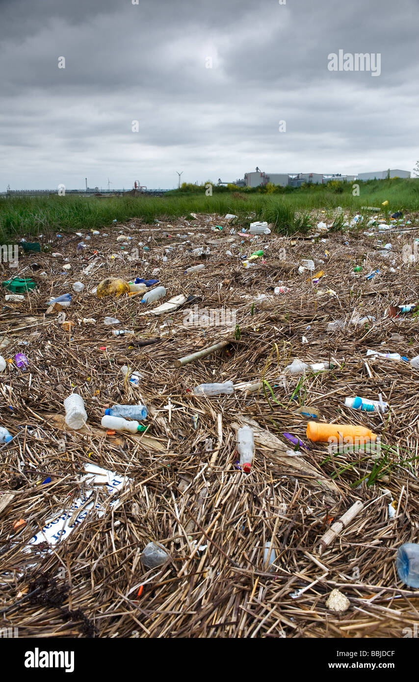 Inquinamento di plastica sulla Essex foreshore del Tamigi. Foto Stock