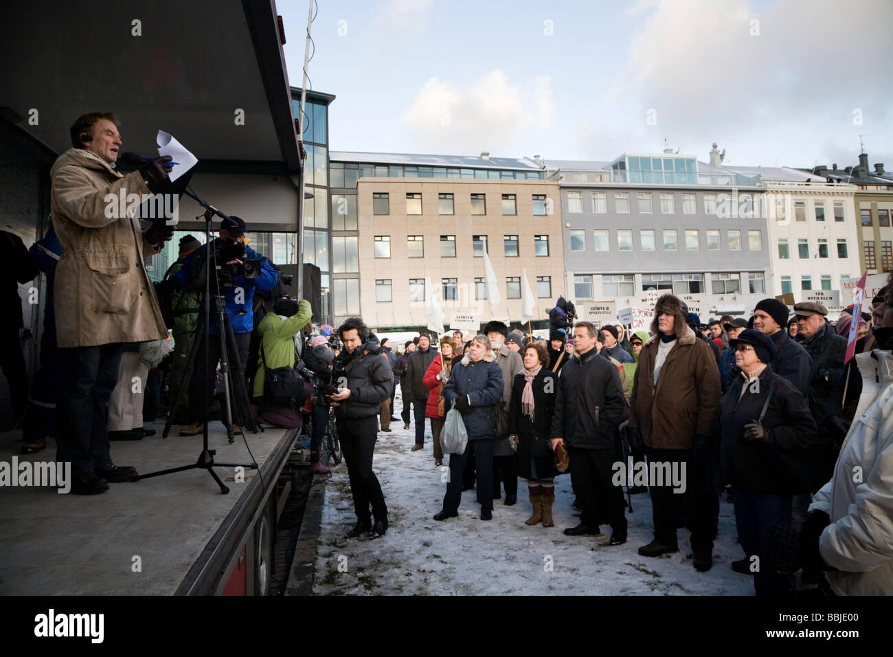 I manifestanti di fronte Althingi, il parlamento islandese, a Austurvöllur. Il centro di Reykjavík Islanda Foto Stock