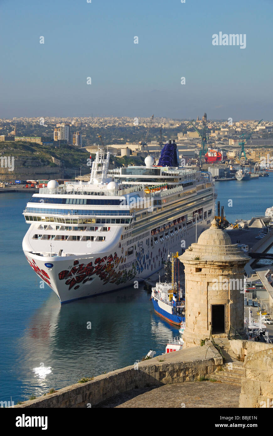 MALTA. Una nave da crociera nel Porto Grande, come si vede dalla Upper Barrakka Gardens a La Valletta. 2009. Foto Stock