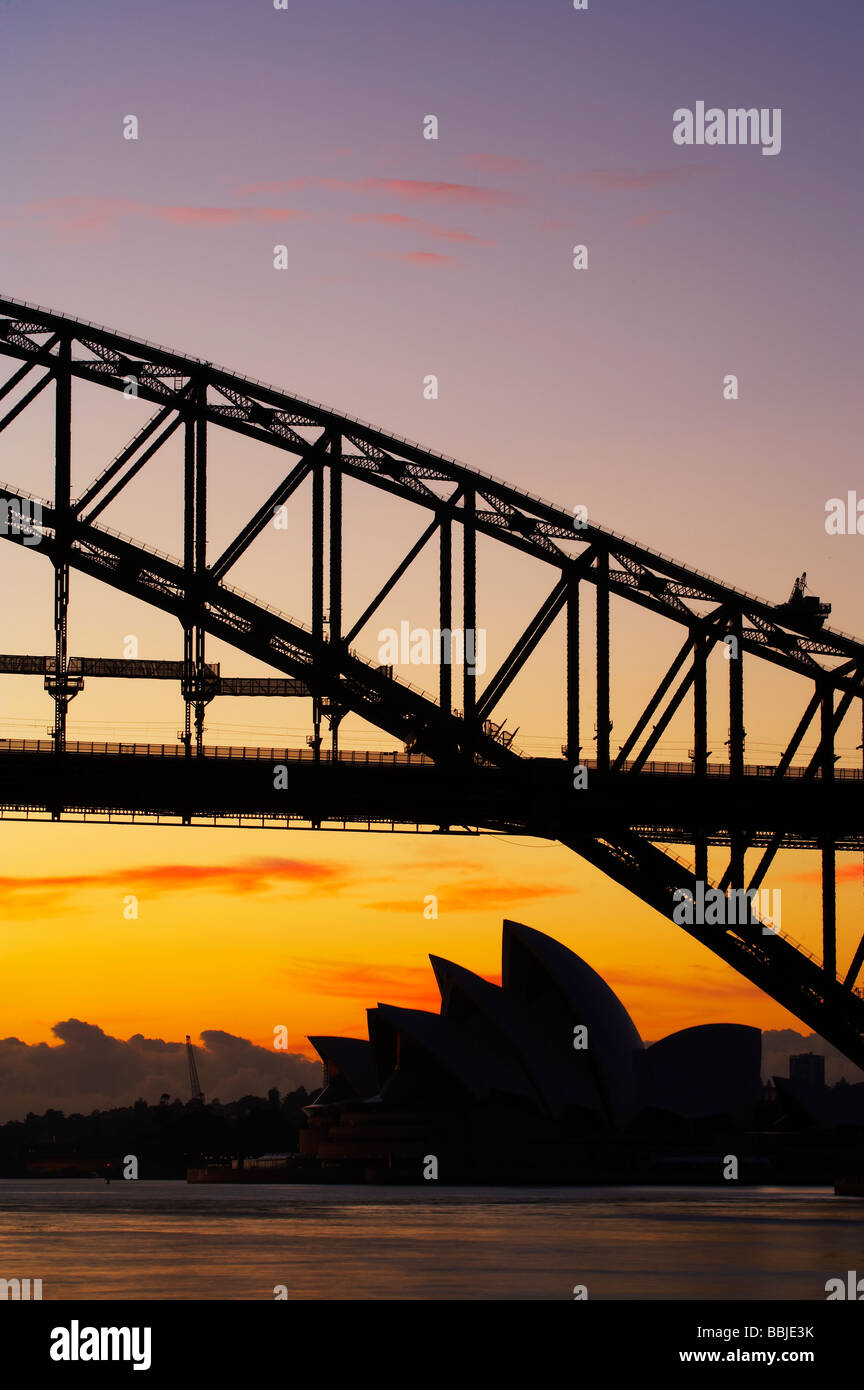 Il Ponte del Porto di Sydney e il Sydney Opera House all'alba Sydney New South Wales AUSTRALIA Foto Stock