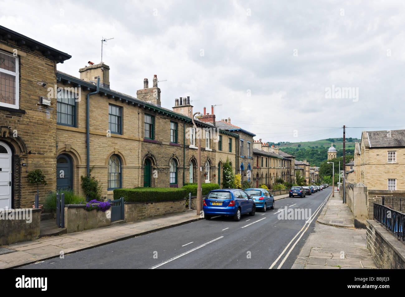 Case a schiera in una tipica strada nel sito del Patrimonio Mondiale di Saltaire, Bradford, West Yorkshire, Inghilterra Foto Stock