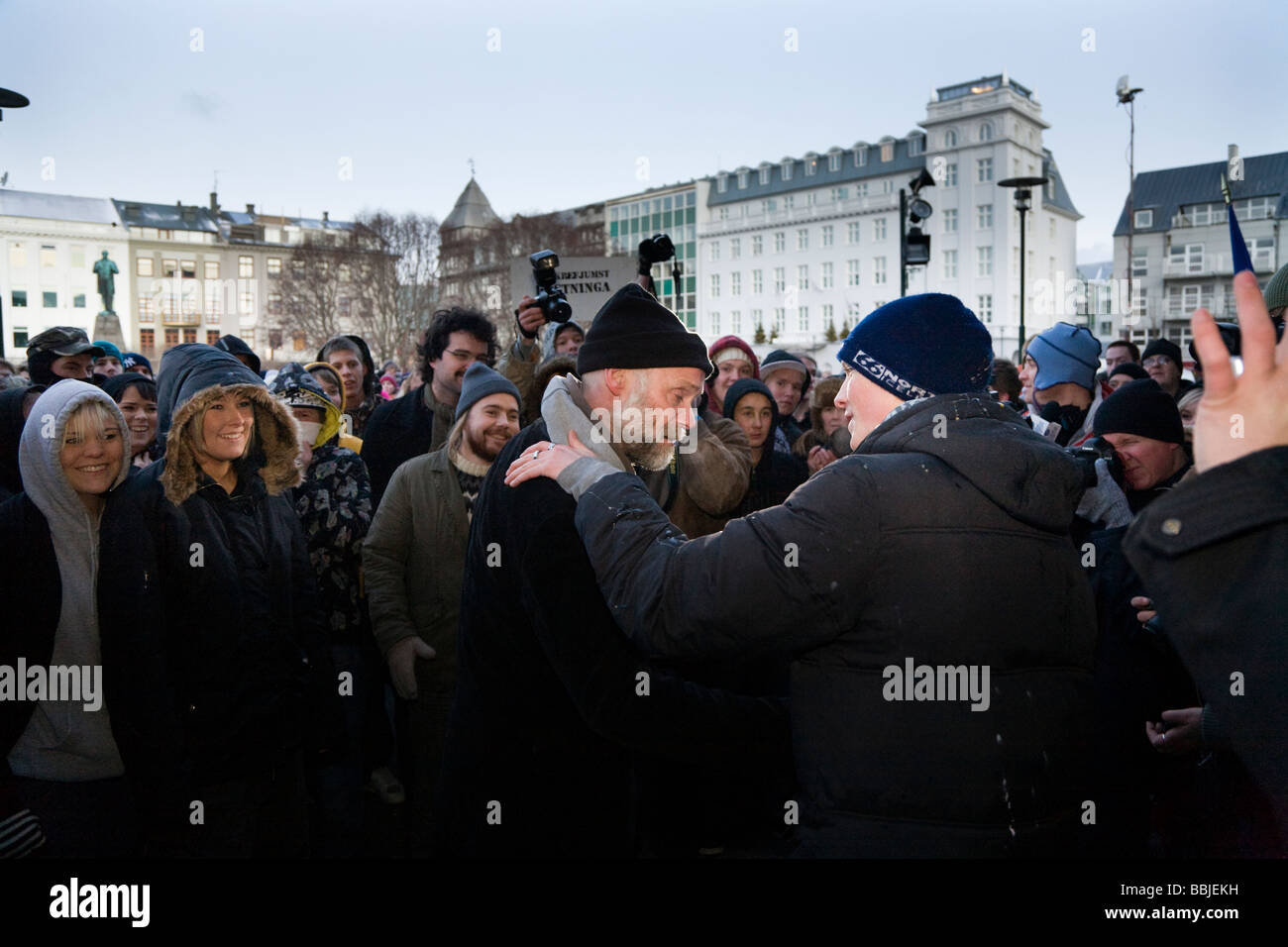 I manifestanti di fronte Althingi, il parlamento islandese, a Austurvöllur. Il centro di Reykjavík Islanda Foto Stock