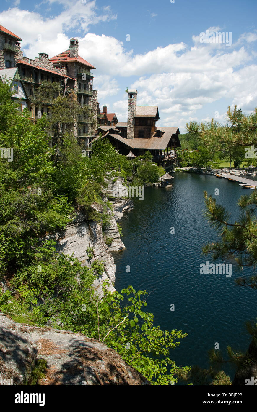 Mohonk Mountain House con il lago di Mohonk in primo piano Foto Stock