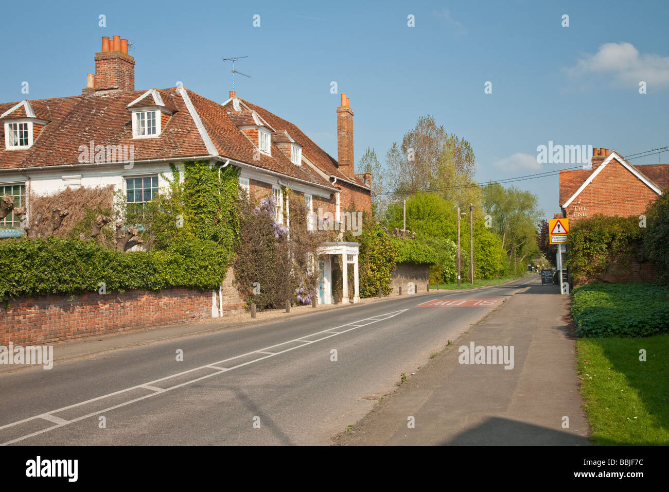 La strada principale che attraversa il villaggio di Oxfordshire di Sutton Courtney Regno Unito Foto Stock