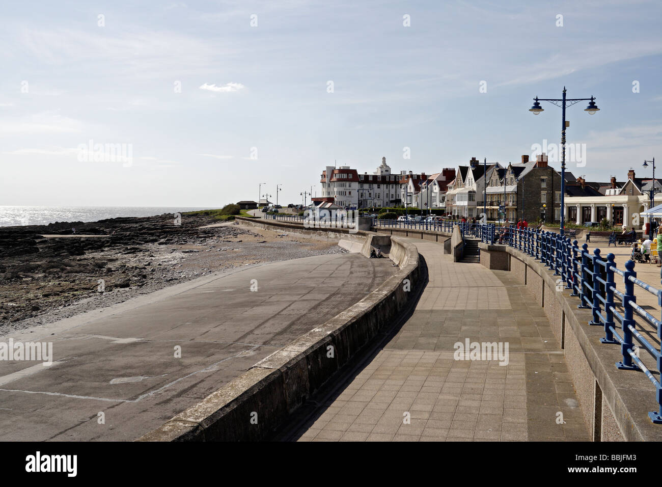 La passeggiata a Porthcawl nel Galles del Regno Unito, il resort di villeggiatura gallese, il litorale della città di Seaside, la costa britannica Foto Stock