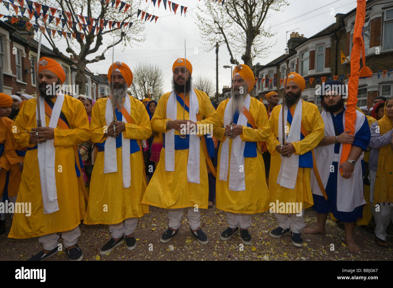Il Panj Piare al di fuori della Gurdwara Darbar Dasmesh per il Vaisakhi processione in Manor Park, Londra. Foto Stock