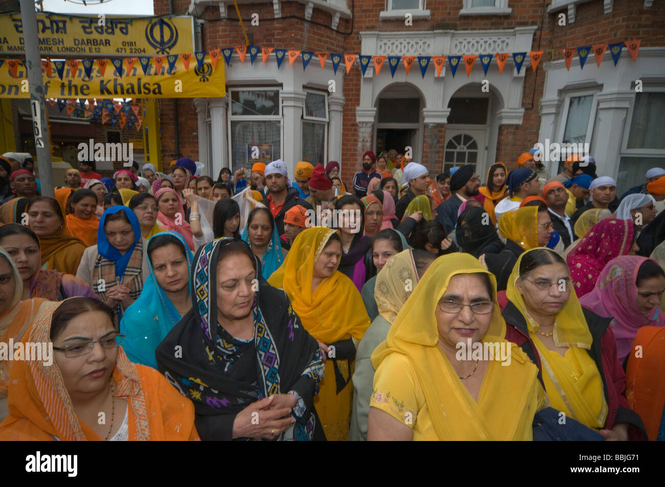 La folla fuori della Gurdwara Darbar Dasmesh per il Vaisakhi processione in Manor Park, Londra. Foto Stock