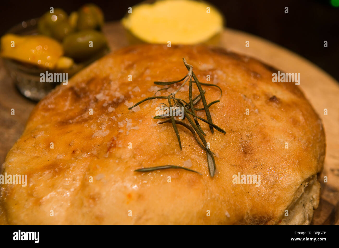 Close up foglie essiccate di erba rosemarin sulla focaccia italiana Foto Stock